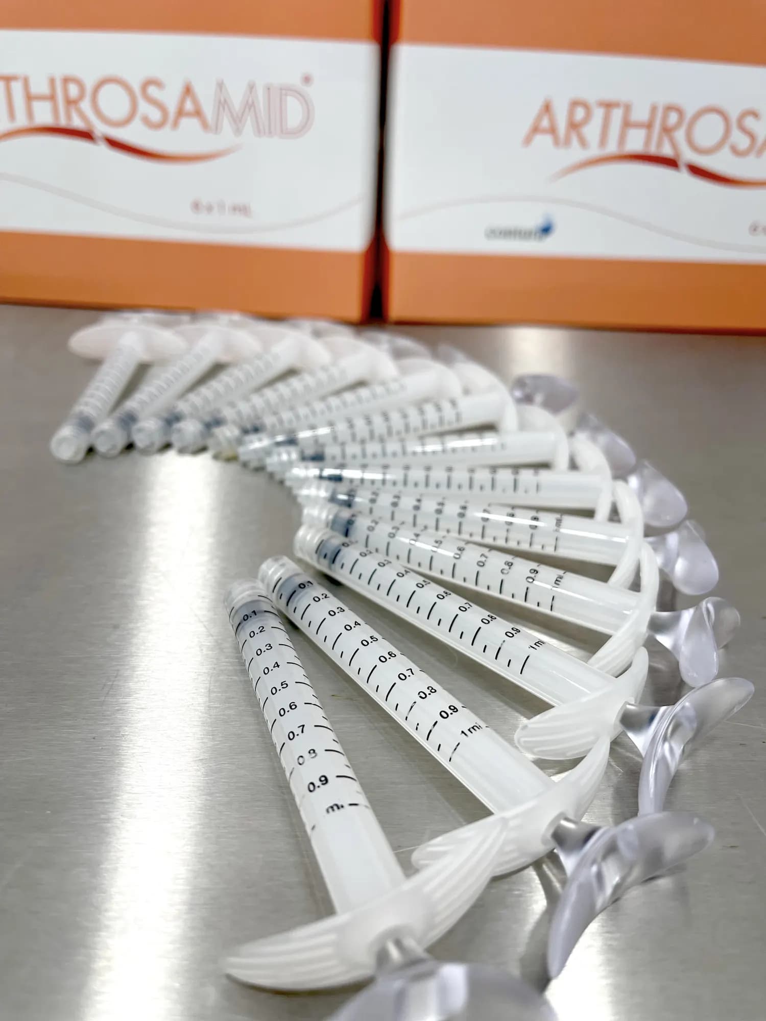 Arthrosamid syringes and packs
